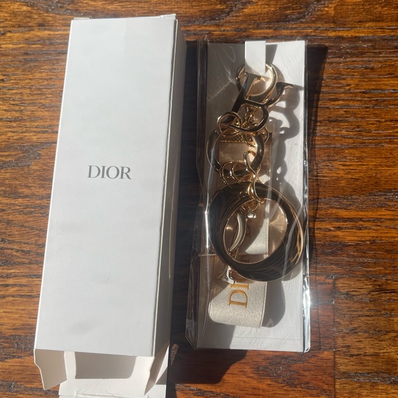 Dior Luxurious Gold Key Holder - Picture 1 of 4